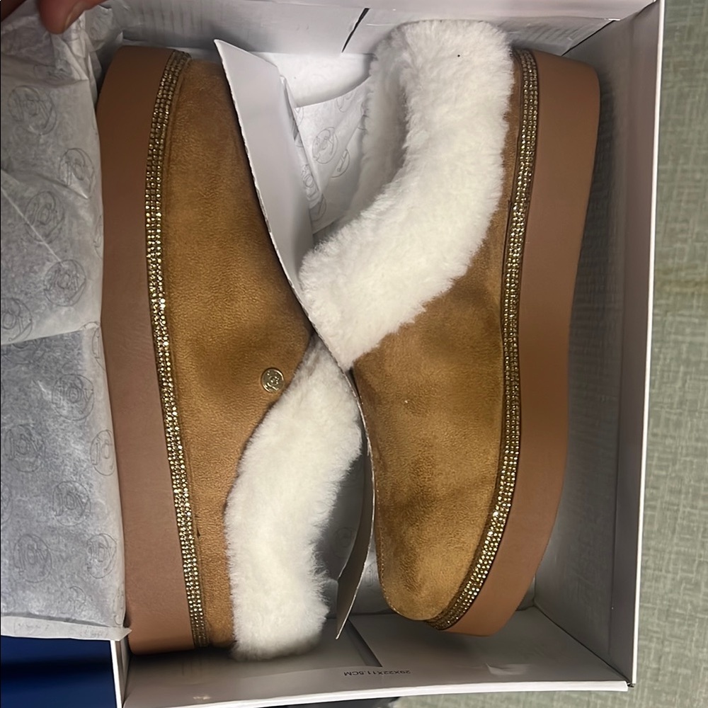 NIB - JOY CLEAN BOSS COMFORT SLIPPERS -SIZE 8 -SADDLE
